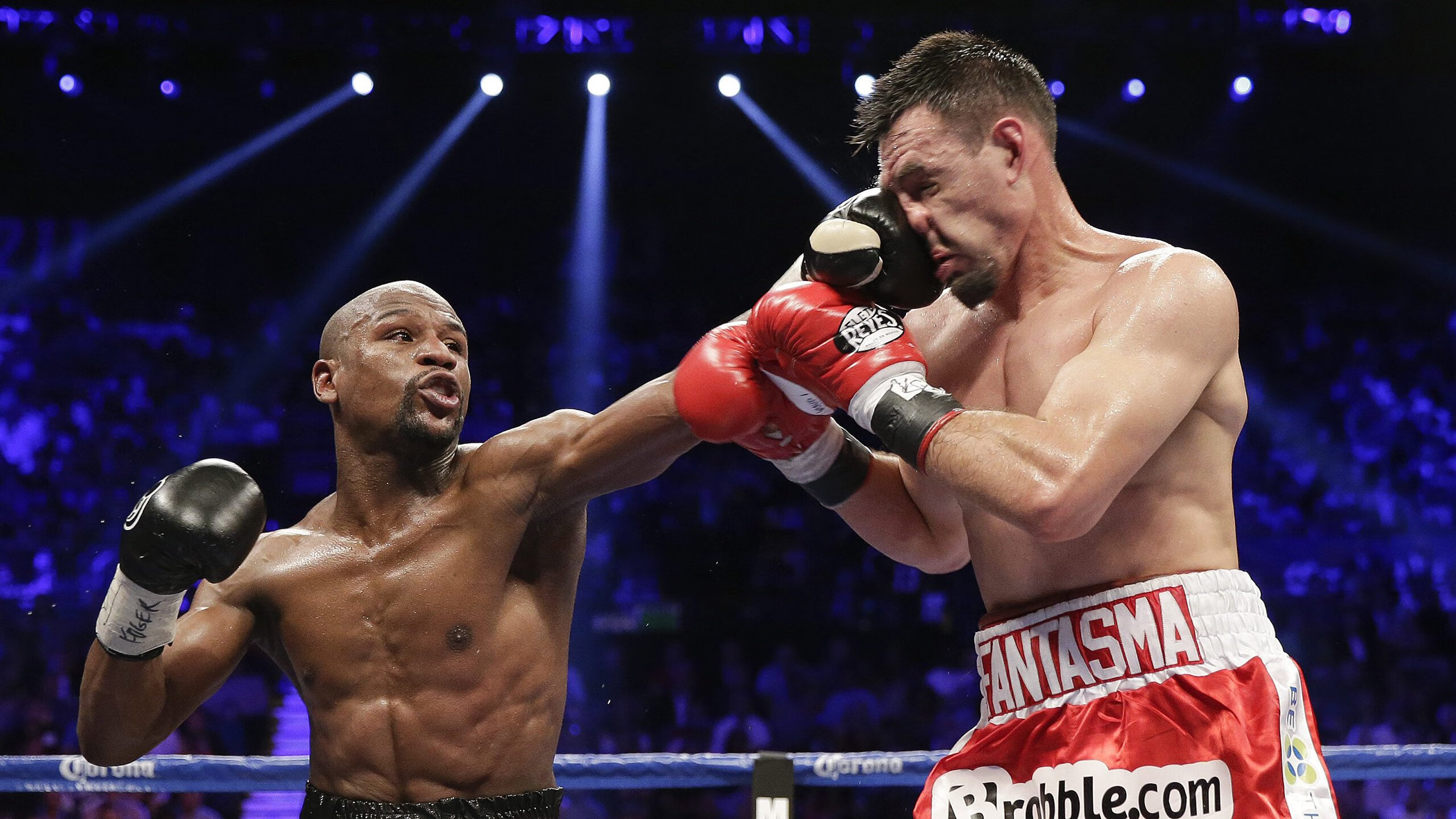 怎能不爱!实拍40岁魔笛疯狂回追破坏罗马反击,米兰球迷集体鼓掌