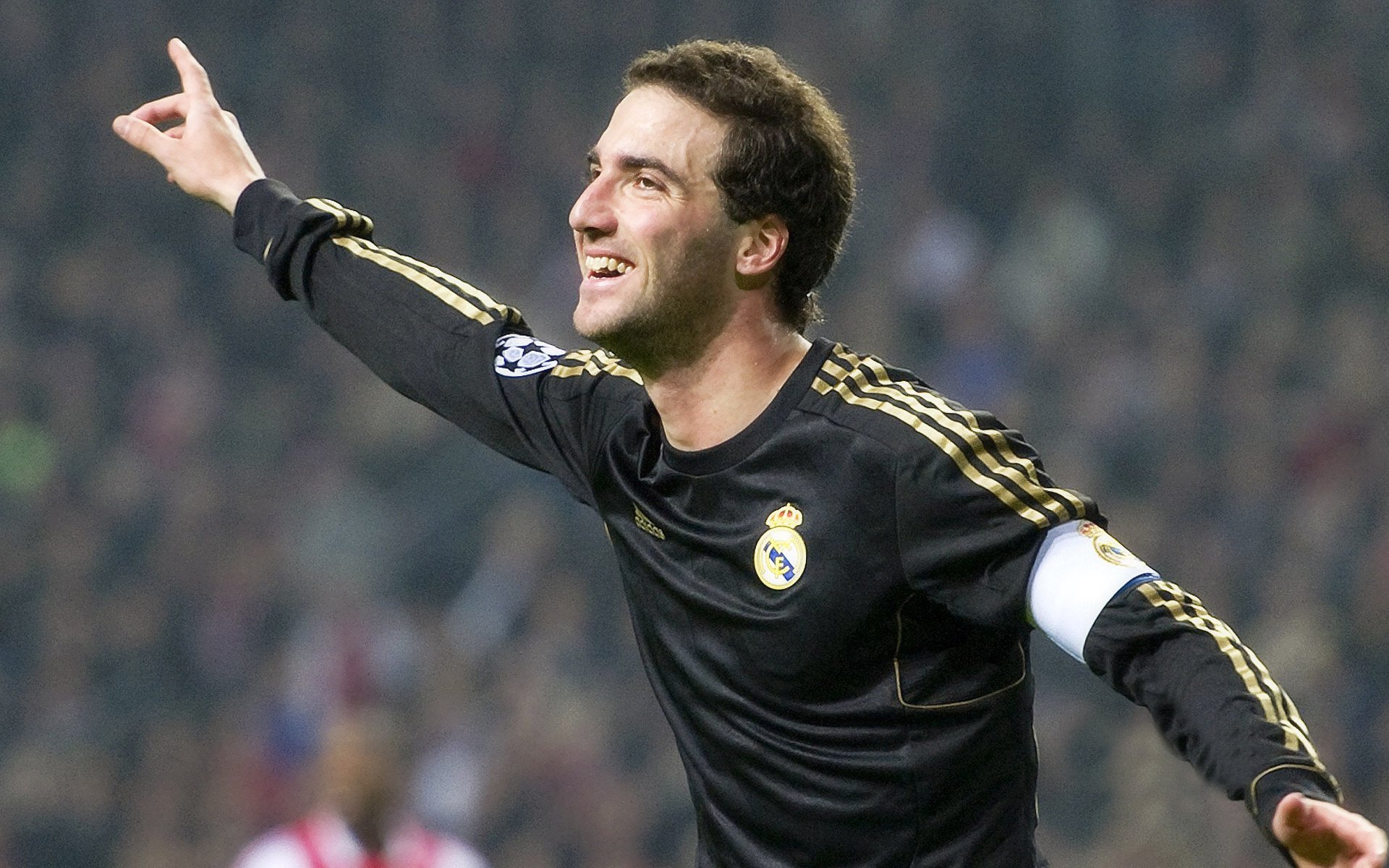 怎能不爱!实拍40岁魔笛疯狂回追破坏罗马反击,米兰球迷集体鼓掌