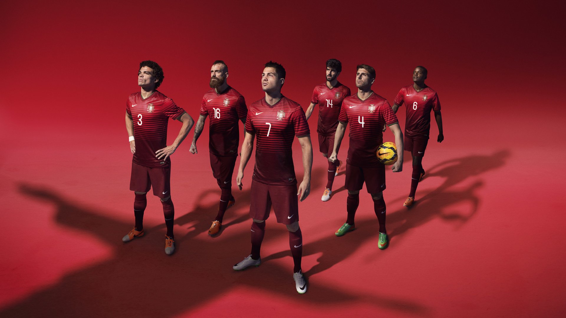 欧冠名将齐聚,皇马、曼联、阿森纳的争冠希望更为迫切,0203赛季欧冠皇马对曼联阵容